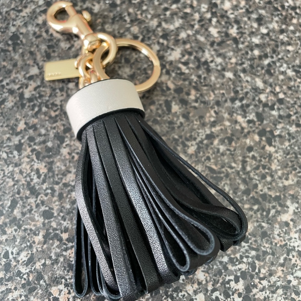 NWOT Beautiful Coach leather keychain. Males a great Holiday gift ladies..!!